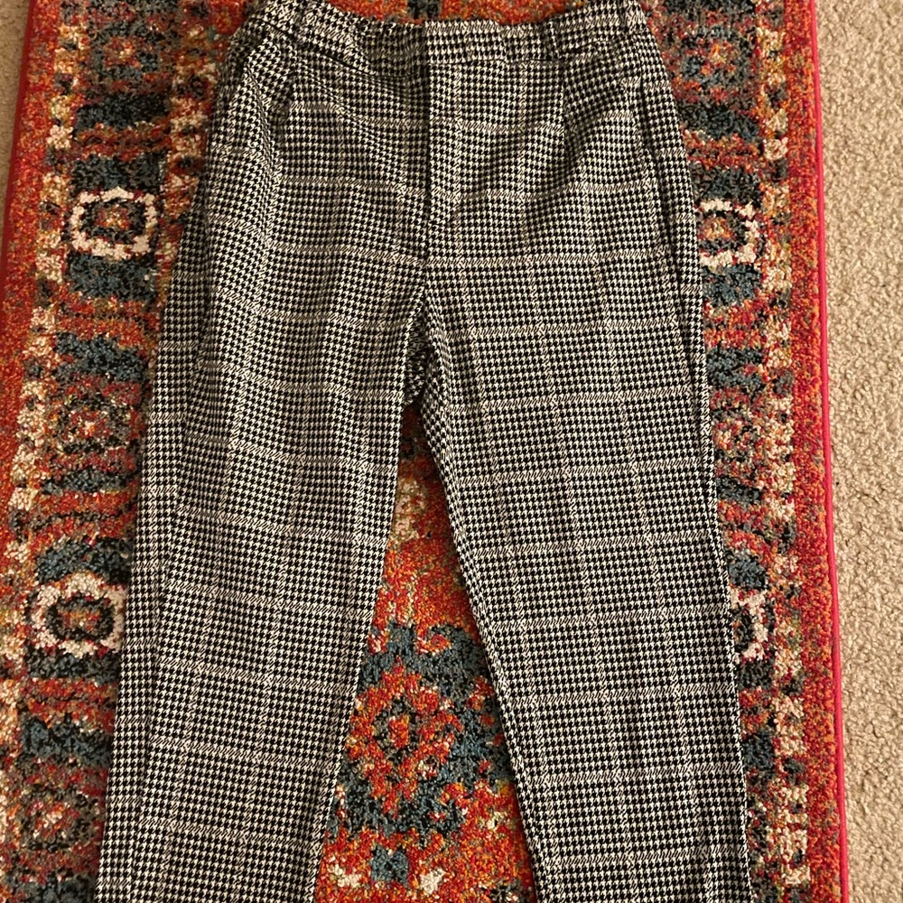 Womens straight leg black and white dress pants. Size M.